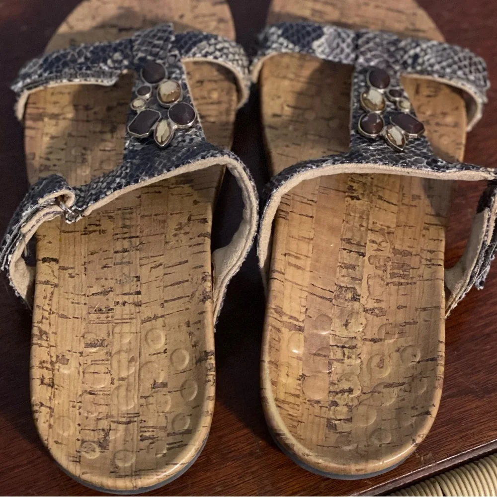 Vionic Flat Leather Faux Snake Skin Sandals, Size 8 - Picture 4 of 7